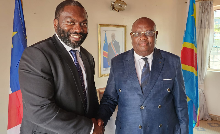 Présentation du Greffier en Chef adjoint international M. Ousman NJIKAM à son Excellence M. Esdras KAMBALE BAHEKWA, Ambassadeur de la République Démocratique du Congo auprès de la République Centrafricaine.